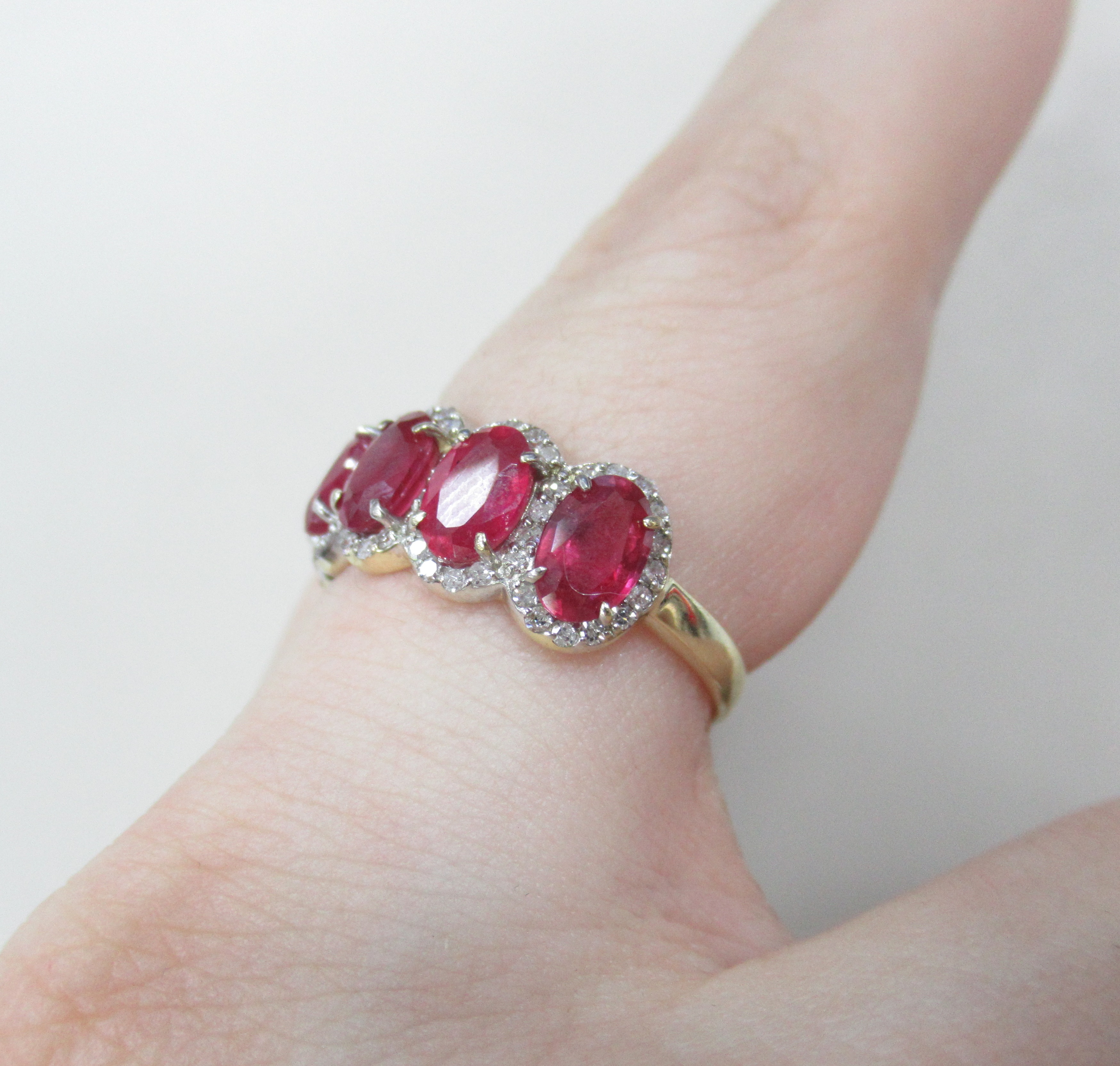 Кольцо из желтого золота с рубинами